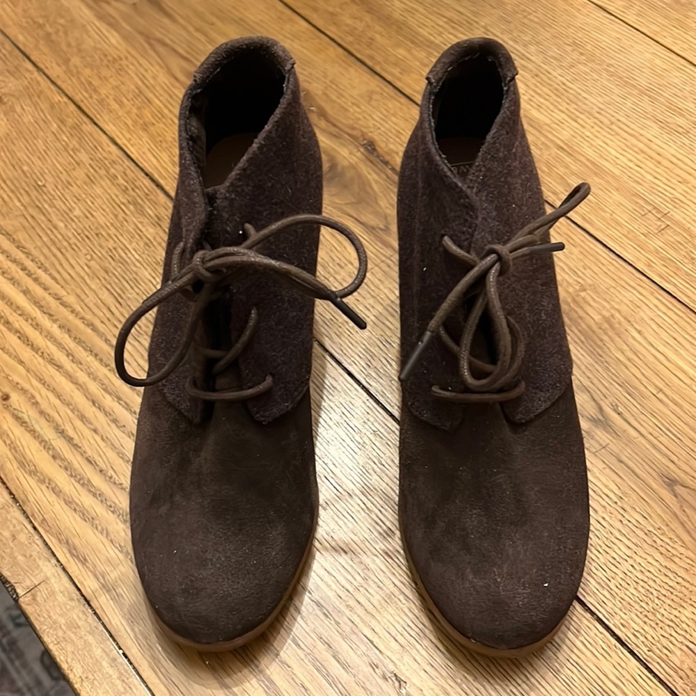 TOM’s brown booties